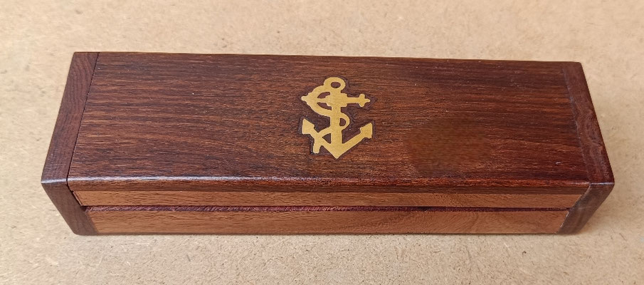 Caja madera de palisandro con adorno de latón. Ref C005. 3,5x17x5
