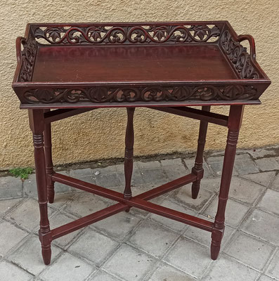 Bandeja de madera con patas plegables. 68x46x77 alto