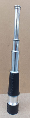 Disponible en septiembre 2025. Catalejo cuero y metal plateado. Ref KA023L. 43x5,5