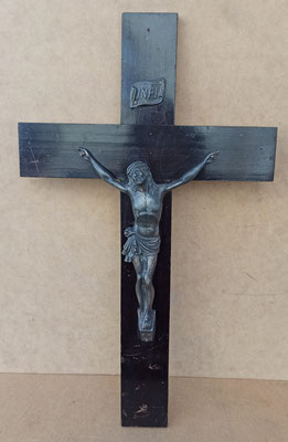 Cruz madera con Cristo de metal. 59x35x6