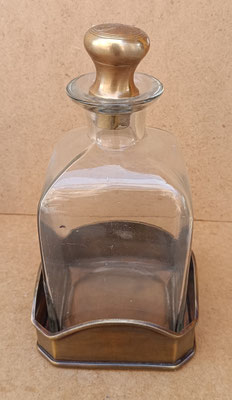 Licorera cristal base metal dorada. Ref 990637. 22x11x11. 