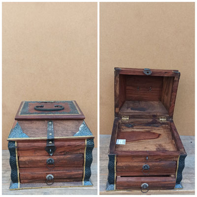 Caja madera palisandro adornos latón. Ref MA11318. 23x21x22