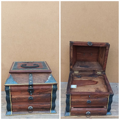 Caja madera palisandro adornos latón. Ref MA11318. 23x21x22