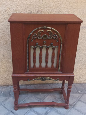 Reproducción radio/cassette madera. 57x28x90