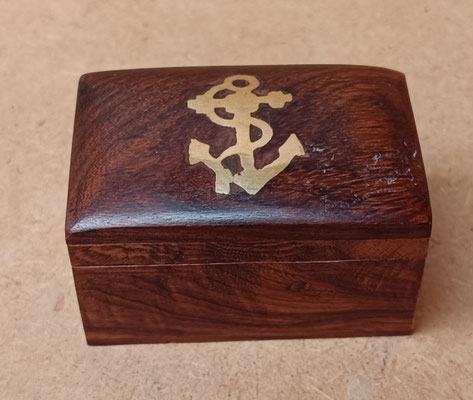 Caja madera de palisandro con adorno de latón.  Ref 002. 4x6x4