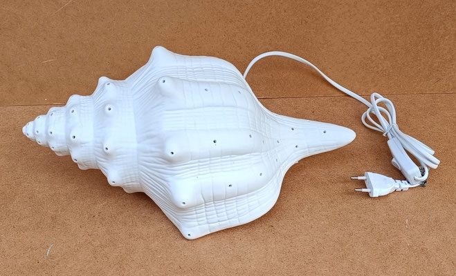 Lámpara caracola porcelana. Ref 542019. 37,5x16x18,5