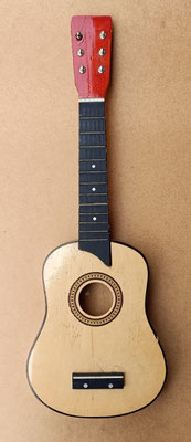 Guitalele sin cuerdas. 64x22x6
