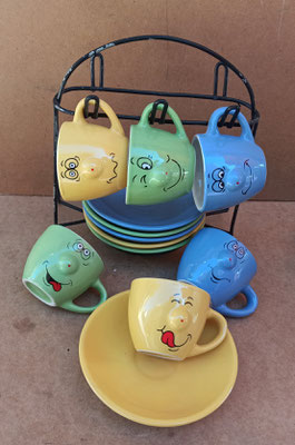 Juego de 6 tazas con plato en soporte. 