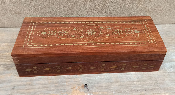 Caja madera adorno latón. Ref 60344. 23x9x5
