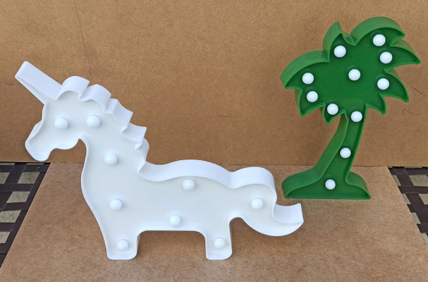 Unicornio y palmera led. Carcasa de plástico. Funciona con pilas