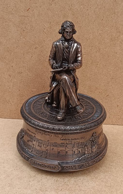 Figura musical giratoria resina Beethoven. Ref 42517. 15x11 