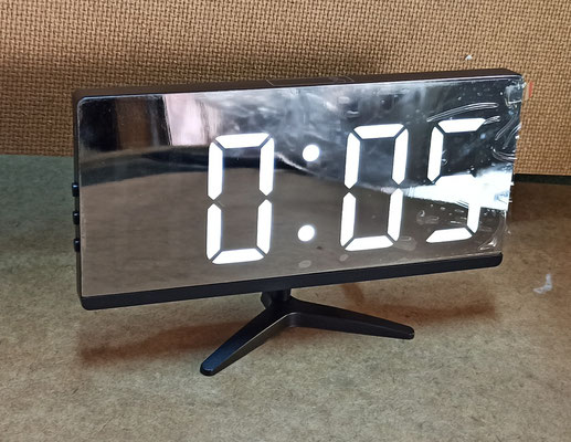 Reloj despertador digital efecto espejo. 3 alarmas, calendario y termómetro. Ajuste brillo, función touch, modo memoria, salida USB. Ref 4401. 16,5x10