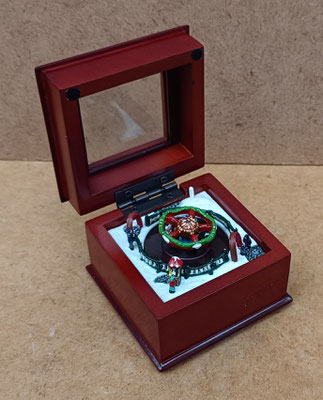 Caja madera con música y movimiento. Ref MR9004. 7x7x5,5
