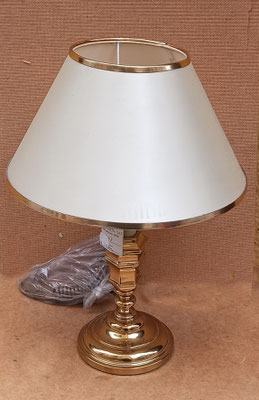 Lámpara mesa base latón. Ref 48. 46x30. Base 12 diámetro.