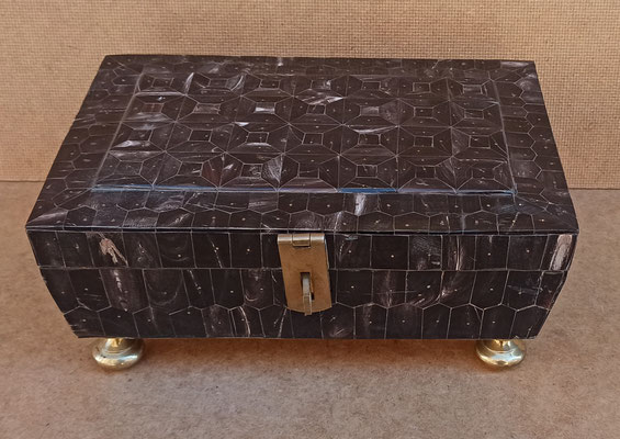 Caja metal imitación nácar. Ref CAJ15C2. 23x15,5x10