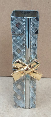 Jarrón metal. 16,5x4,5x4