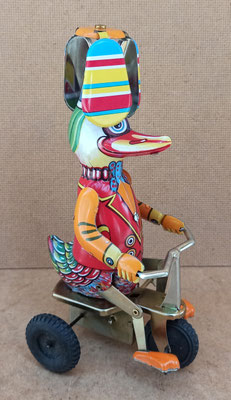 Pato en triciclo. Ref 411. 20 cms