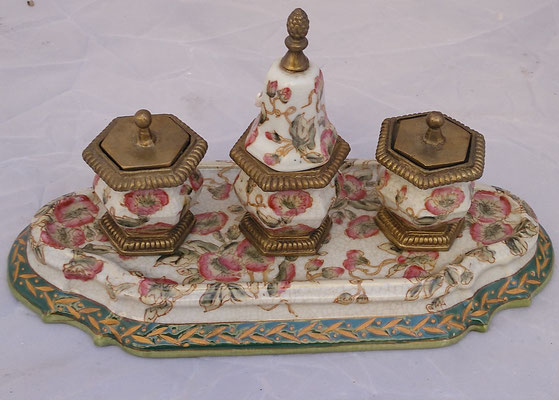 Escribanía 2 tinteros porcelana y bronce. Ref 494610. Oferta por rotura 