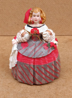 Diego Velázquez. Menina Infanta Margarita roja resina. Ref 15008. 10x7x6