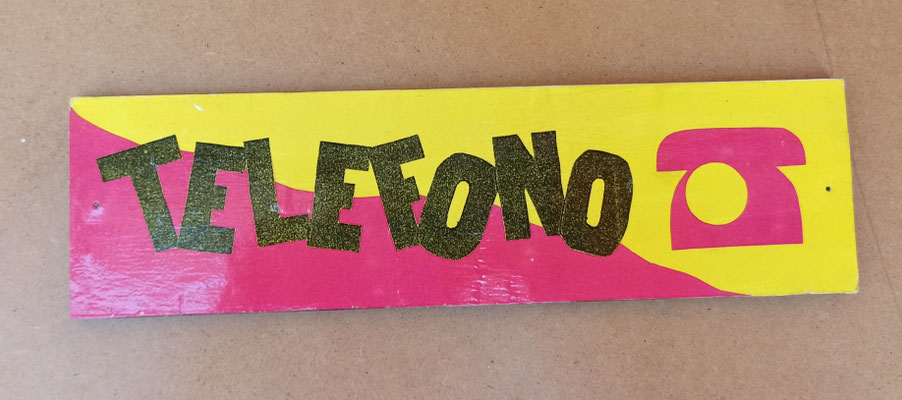 Señal Teléfono en madera. 29x8