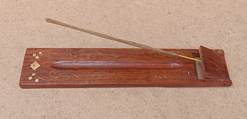 Quemador de incienso madera adornos latón. Ref WA206. 25x5