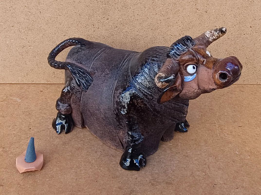 Quemador de incienso toro barro. Ref 7438. 16x24x12