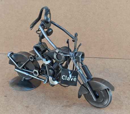 Figura tuercas motero. 