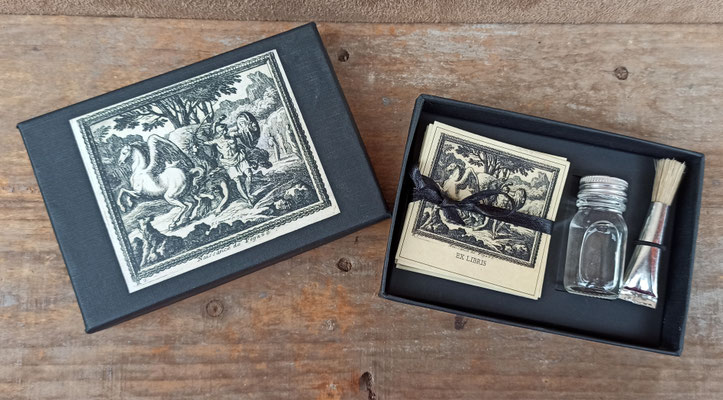 Ex libris con pegamento. Ref 201009129. 2,5x13x10 