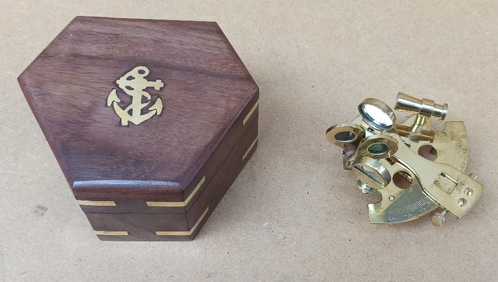 Sextante mini latón con caja madera. Ref  19327. 7x7,5x5. Medida de la caja 10x8,5x5,5