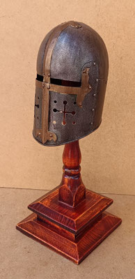 Casco medieval chapa con peana madera. Ref BC170. 30x11x11