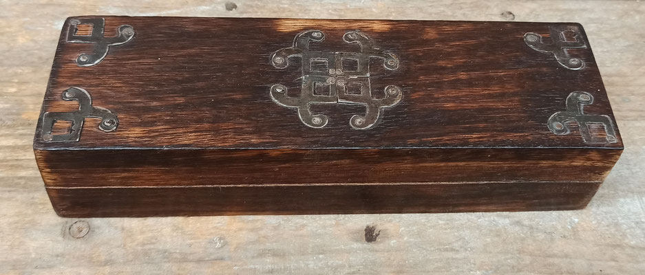 Caja madera adornos latón. Ref 11403. 20x6x4