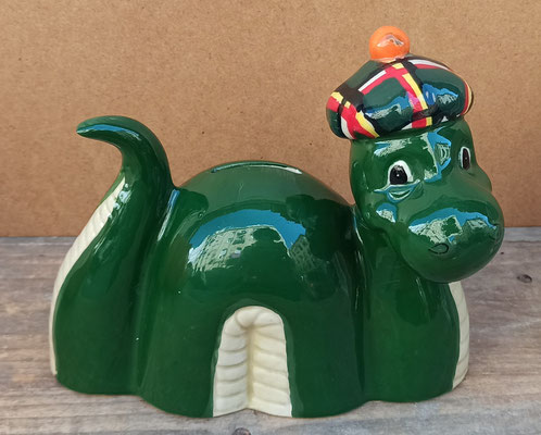 Hucha Nessie cerámica. Ref SCOT06. 15x16x7 