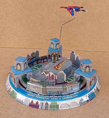 Circuíto musical Superman con música y movimiento. Ref 1277. 17x23