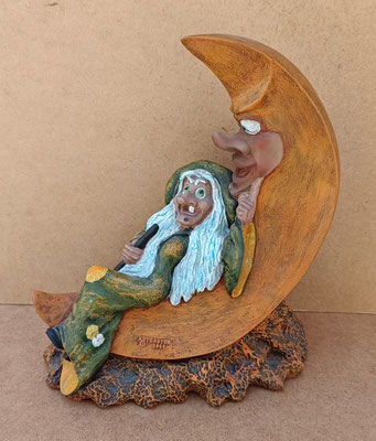 Arte Astur. Bruja luna cerámica. Ref 430. 27x22x13
