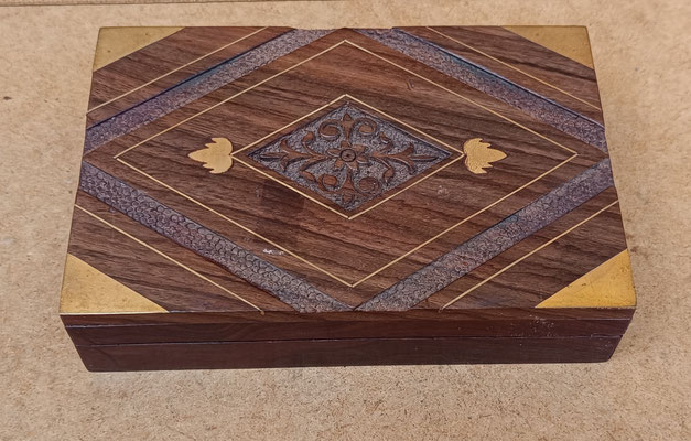 Caja madera adornos latón. Ref R618. 15x10x3,5