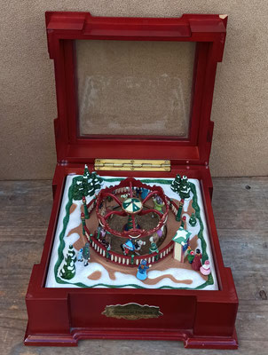 Mr Christmas. Caja de madera musical con escena en movimiento. Toca The carousel waltz. Ref MR9883. 20x20x10
