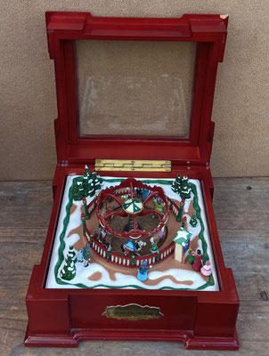Mr Christmas. Caja de madera musical con escena en movimiento. Toca The carousel waltz. Ref MR9883. 20x20x10