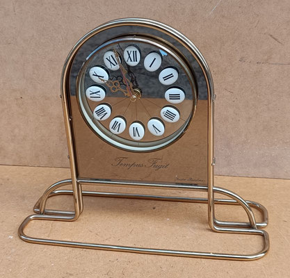 Reloj mesa metal con espejo. 25x30x12