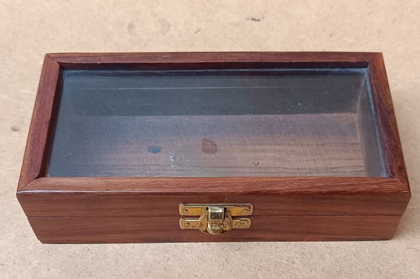 Caja madera de palisandro con adorno de latón y tapa cristal.  Ref C011. 4,5x26,5x8
