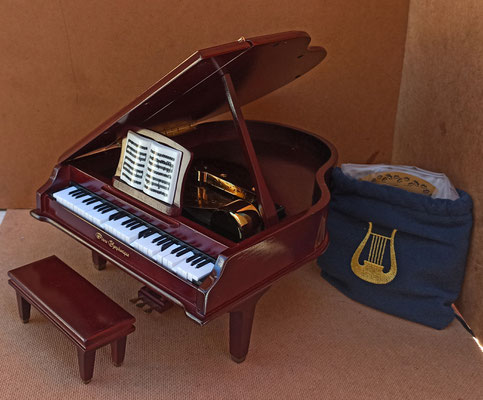 Mr Christmas. Piano de cola musical de madera con libreto de porcelana. El teclado se mueve al compás de la música. 10 discos intercambiables con 5 canciones clásicas y 5 villancicos. Ref 9839.