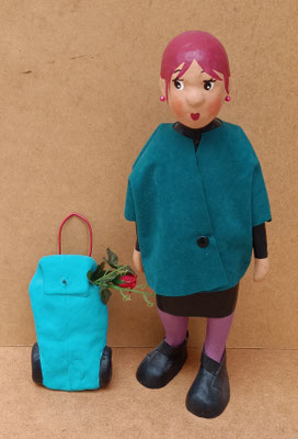 Ama de casa cartón fallero artesano. Ref 201800559. 34x12x7. Carrito 19x7x4