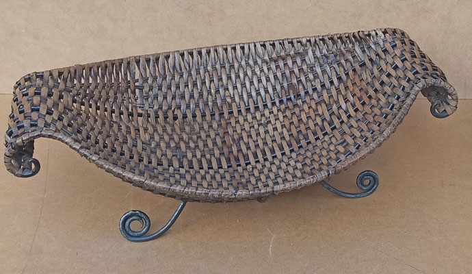 Cesto mimbre patas metal. 50x35x10