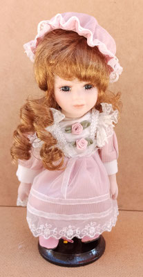 Muñeca de porcelana con soporte. Ref 6PP0025. 23x12