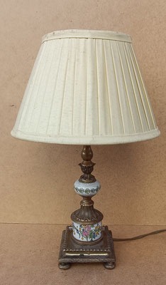 Lámpara porcelana y bronce. Ref base 497742 (30x10x10). Ref pantalla seda 212252 (17x25).  