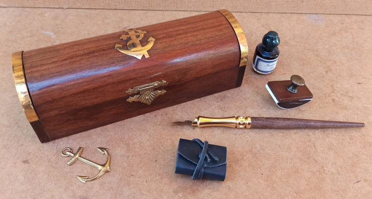 Set de escritura marinero en caja de madera. 