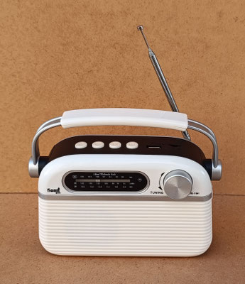 Radio dial analógico. Puerto USB/lector tarjeta micro SD/bluetooth. Batería recargable y cable de alimentación. Ref 42993. 21x12x5,5