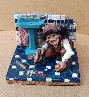 Arte Astur. Duende fontanero. Ref 2172. 10x15x12