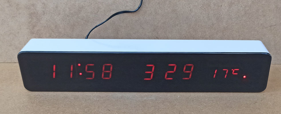Reloj digital con calendario y termómetro. Ref 004676. 30x5,5x5