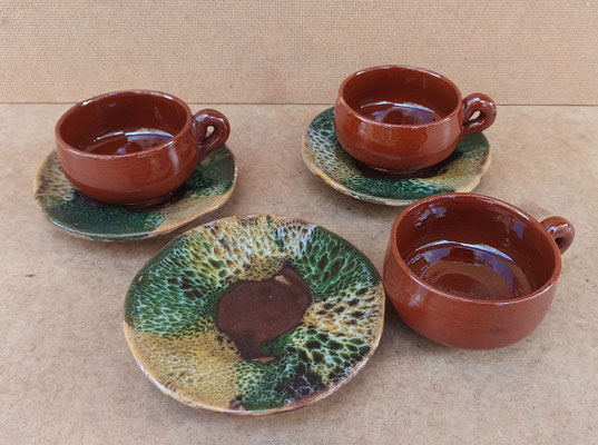 Juego de 3 tazas de barro con plato.