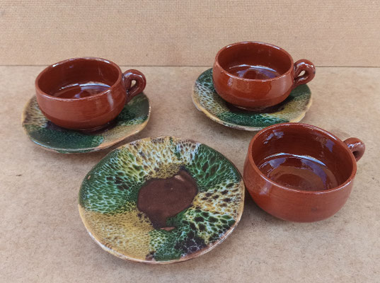Juego de 3 tazas de barro con plato.